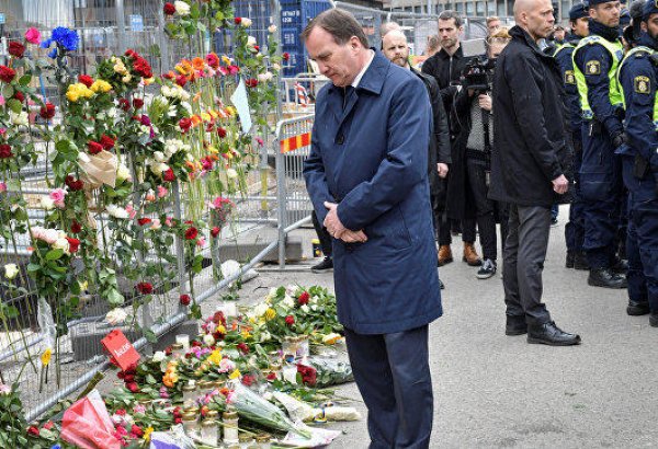 Глава правительства Швеции возложил цветы на месте теракта в Стокгольме