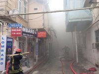 Пожар в жилом здании в центре Баку потушен (ФОТО) (Обновлено)