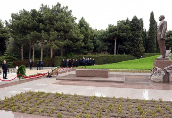 Russian Security Council secretary visits Heydar Aliyev's grave (PHOTO)