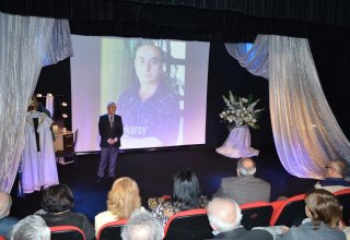 Азербайджанские актеры почтили память Рамиза Саркарова (ФОТО)