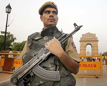 В Индии не менее пяти полицейских погибли при нападении террористов