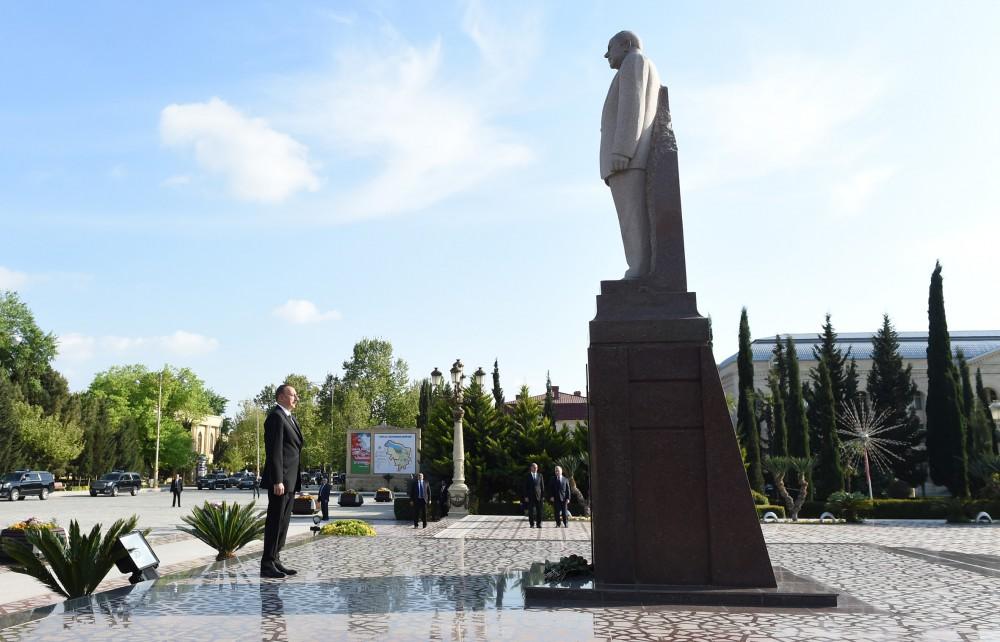 Prezident İlham Əliyev Yevlaxda ulu öndər Heydər Əliyevin abidəsini ziyarət edib (FOTO)
