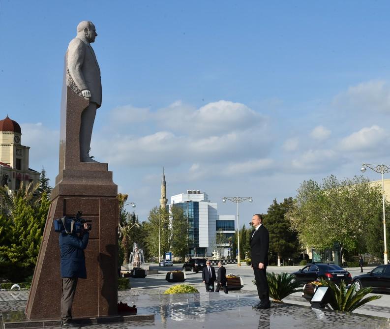 İlham Aliyev visited statue of national leader Heydar Aliyev in Yevlakh (PHOTO)