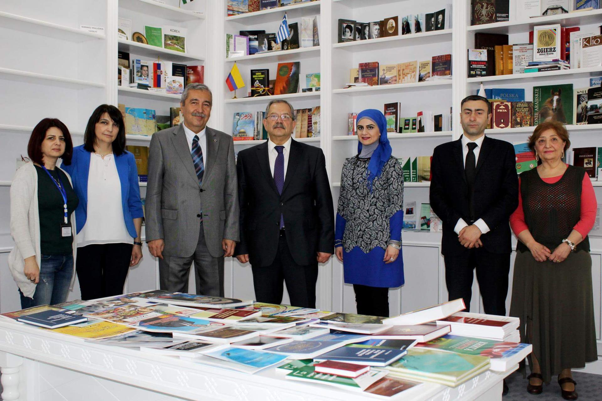 Diplomat AMEA Mərkəzi Elmi Kitabxanasına kitablar bağışlayıb