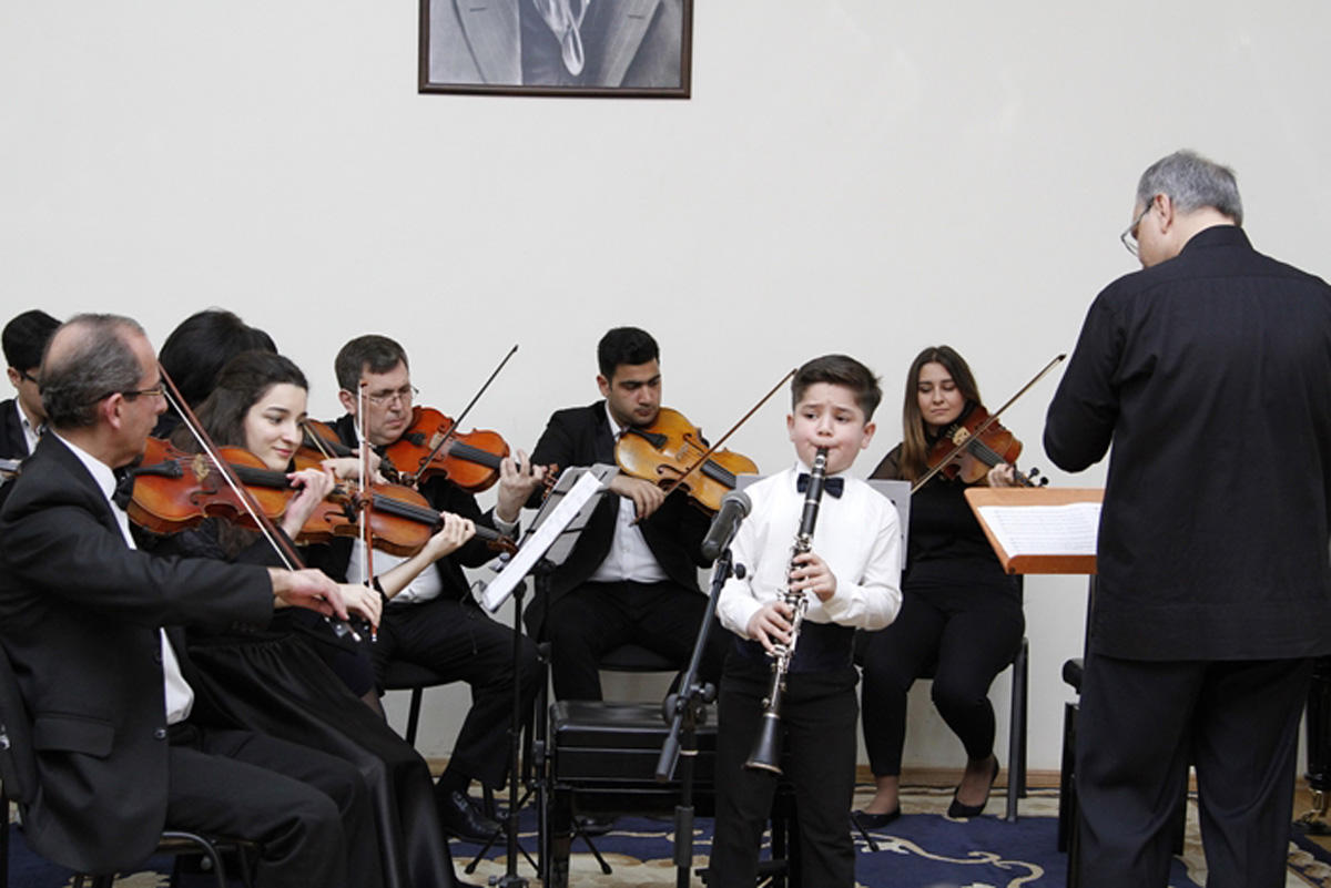 В Баку юные музыканты продемонстрировали свои достижения (ФОТО)