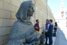 Студенты-иностранцы UNEC перед памятником «Расстрелянные памятники» (ФОТО)