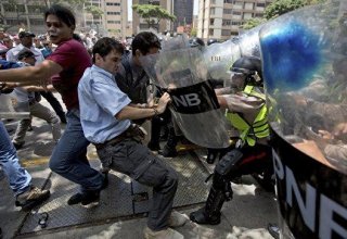 Активисты заявили, что венесуэльские дипломаты покинули посольство в США