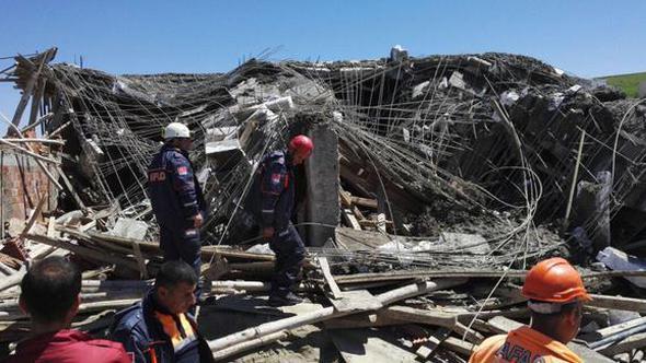 Beyoğlu'nda 2 katlı bina çöktü