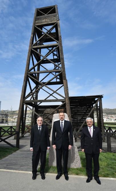 Президент Ильхам Алиев ознакомился с состоянием после реконструкции первой в мире пробуренной промышленным способом скважины на месторождении "Бибиэйбат" (ФОТО) (версия 2)