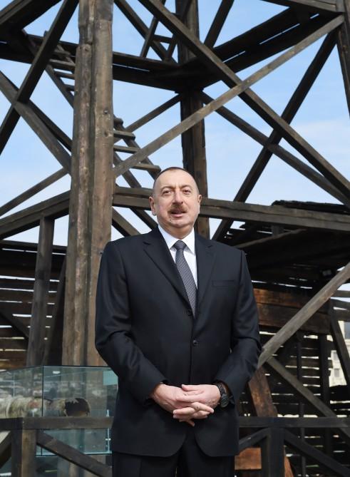 Президент Ильхам Алиев ознакомился с состоянием после реконструкции первой в мире пробуренной промышленным способом скважины на месторождении "Бибиэйбат" (ФОТО) (версия 2)