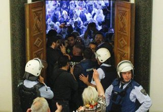 Демонстранты ворвались в парламент Македонии и избили лидера оппозиции