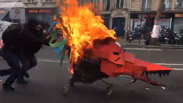 Parisdə 1 May nümayişləri: polis gözyaşardıcı qazdan istifadə edib (VİDEO)