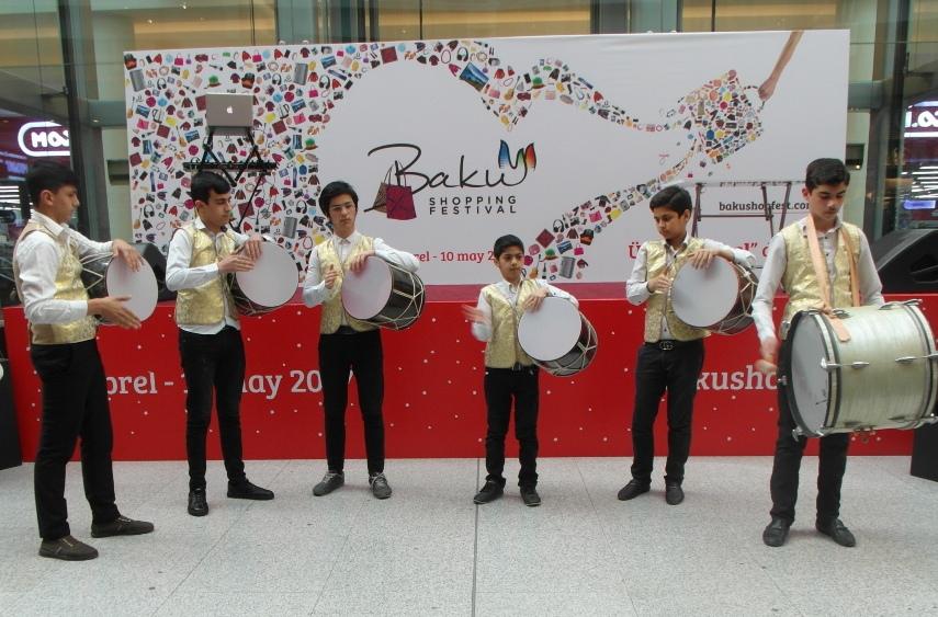 Ансамбли нагаристов выступили для гостей Бакинского шопинг-фестиваля (ФОТО)