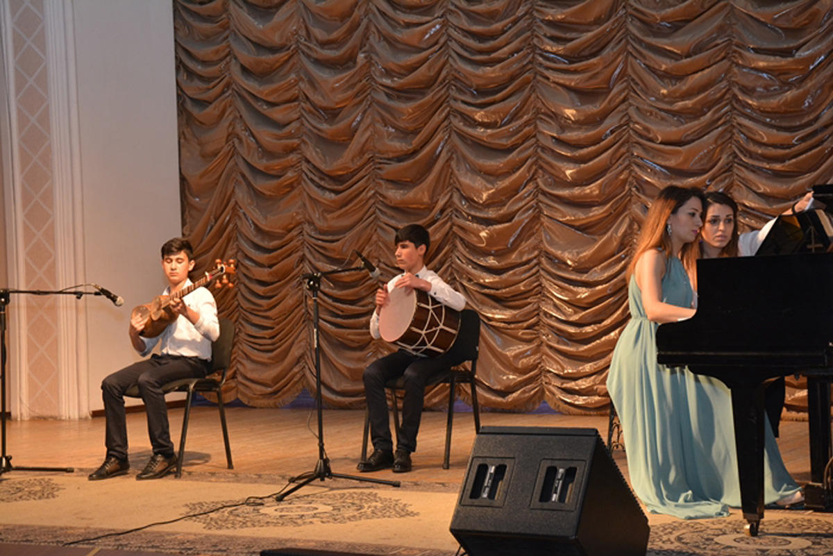 Uşaq musiqi məktəbi hesabat konserti verib (FOTO)