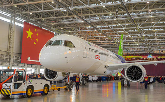 Первый китайский магистральный самолет приземлился после дебютного полета