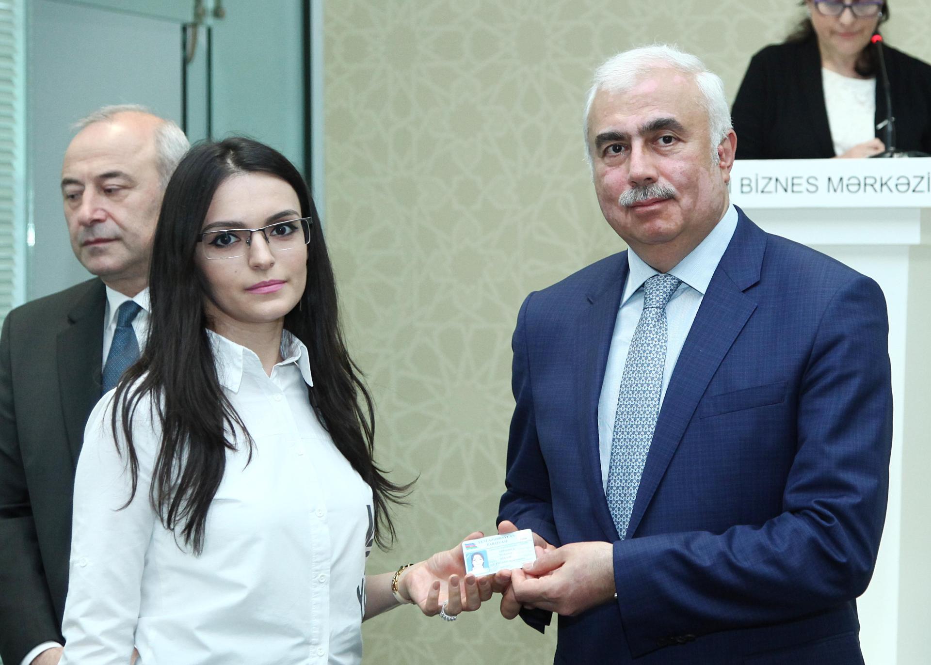 Сотрудник Trend стал победителем творческого конкурса на тему "Гейдар Алиев и экономические реформы" (ФОТО) - Gallery Image