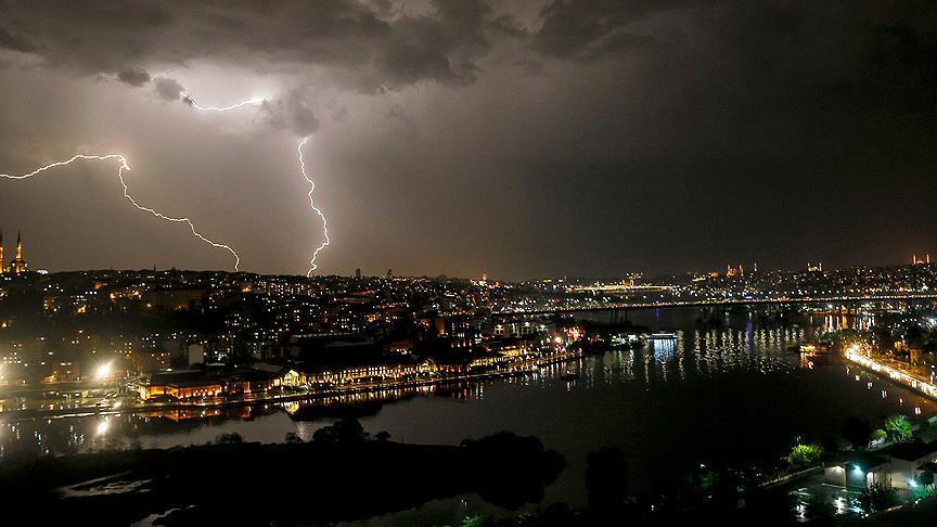 İstanbul'da sağanak hayatı olumsuz etkiledi