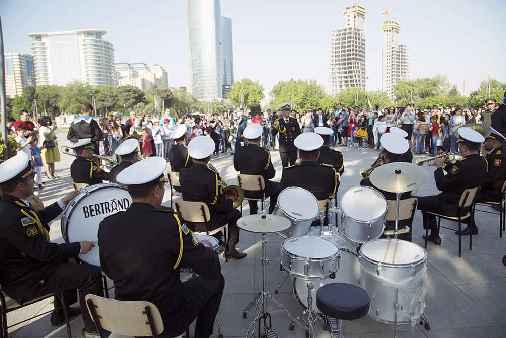 Silahlı Qüvvələrin hərbi orkestrlərinin nümunəvi çıxışları təşkil olunub (FOTO)