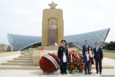 Общественность Азербайджана отмечает День Победы (ФОТО)