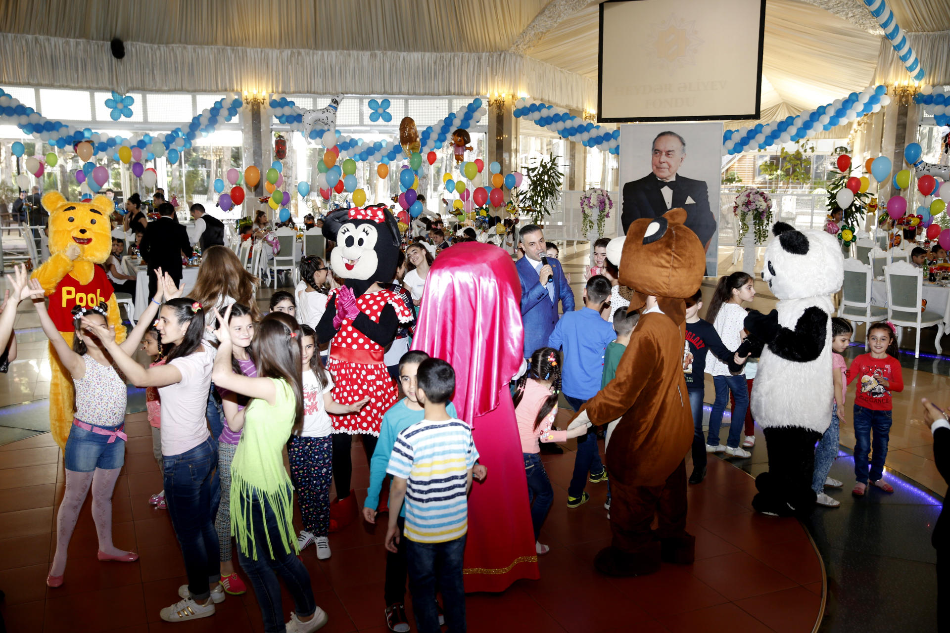 Вице-президент Фонда Гейдара Алиева Лейла Алиева приняла участие в празднике для детей, нуждающихся в особой заботе (ФОТО) - Gallery Image