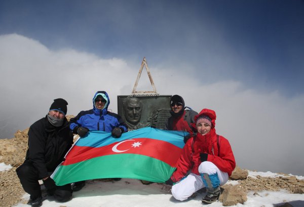 Представители азербайджанской молодежи совершили восхождение на пик "Гейдар зирвеси"  (ФОТО)