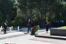 President Aliyev, first lady visit grave of Azerbaijani National Leader (PHOTO)
