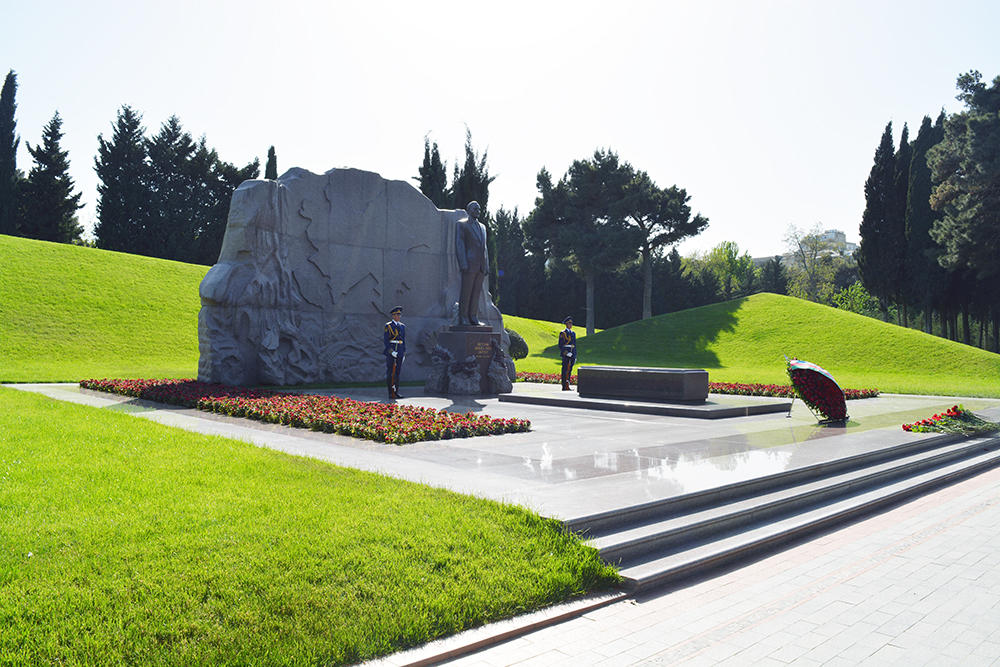 Коллектив NIKOIL | Bank посетил могилу общенационального лидера Гейдара Алиева (ФОТО)