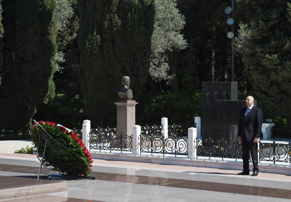 President Aliyev, first lady visit grave of Azerbaijani National Leader (PHOTO)