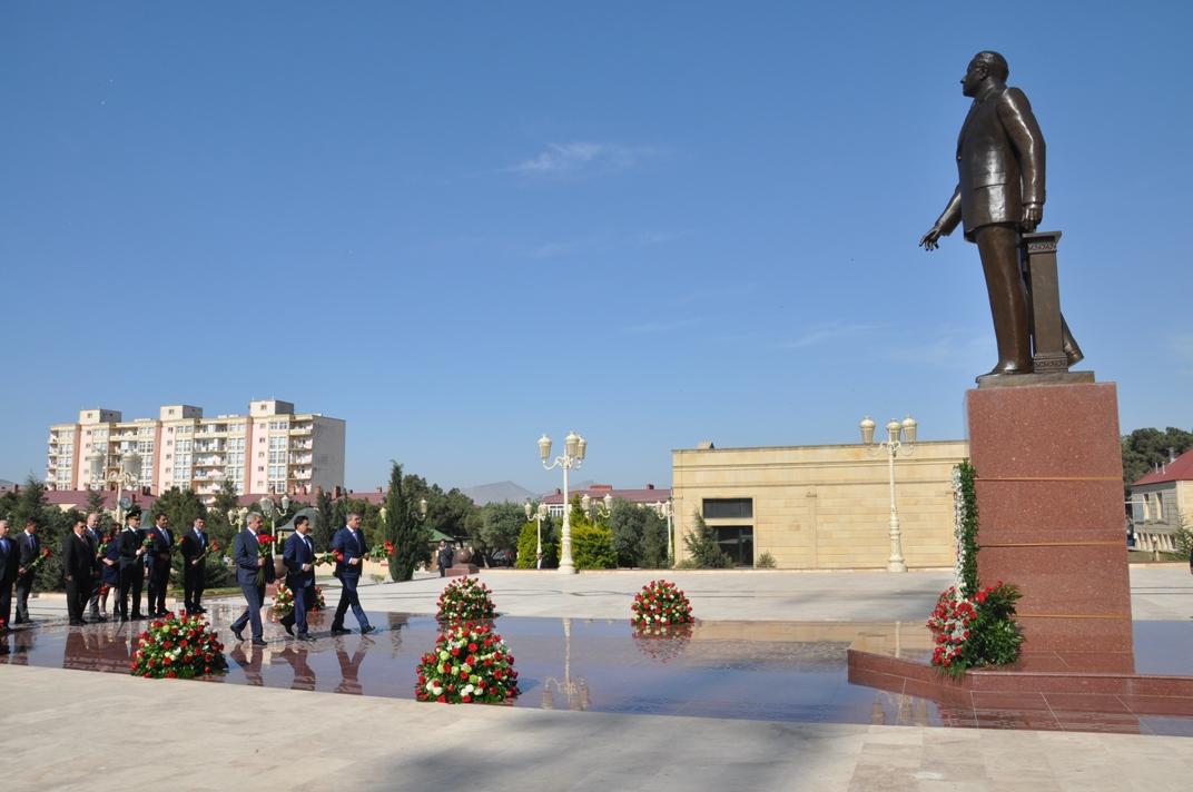 Qaradağ rayonunda ümummilli lider Heydər Əliyev anılıb (FOTO)