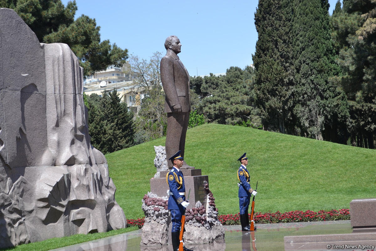 Azerbaijanis mark 94th birthday anniversary of National Leader  (PHOTO)