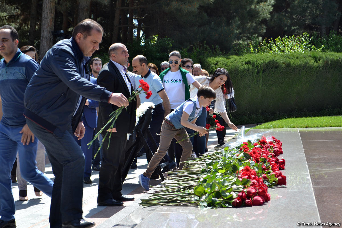 Azerbaijanis mark 94th birthday anniversary of National Leader  (PHOTO)