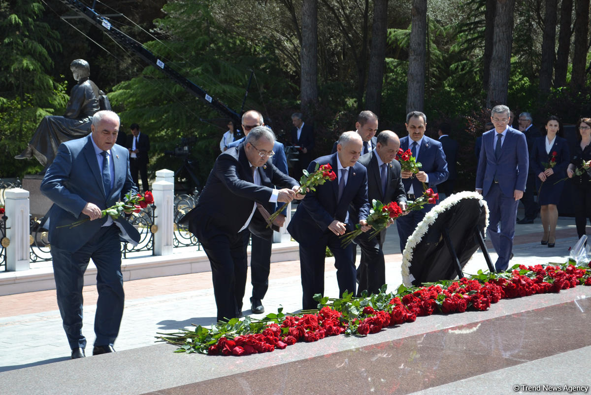 Azerbaijanis mark 94th birthday anniversary of National Leader  (PHOTO)