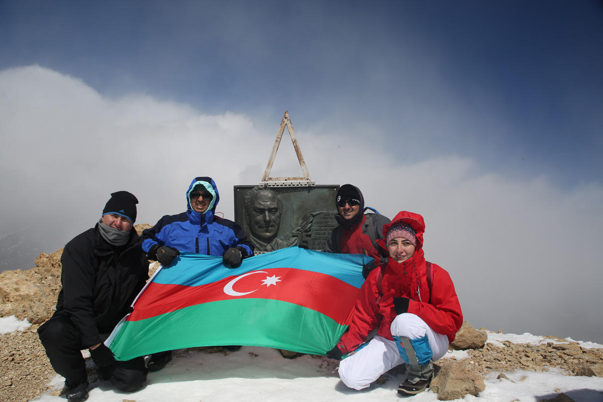 Представители азербайджанской молодежи совершили восхождение на пик "Гейдар зирвеси"  (ФОТО) - Gallery Image