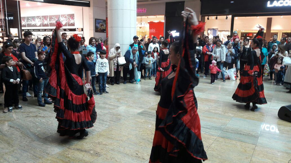 Музыка и танцы: Азербайджанские артисты порадовали гостей Бакинского шопинг-фестиваля (ФОТО) - Gallery Image
