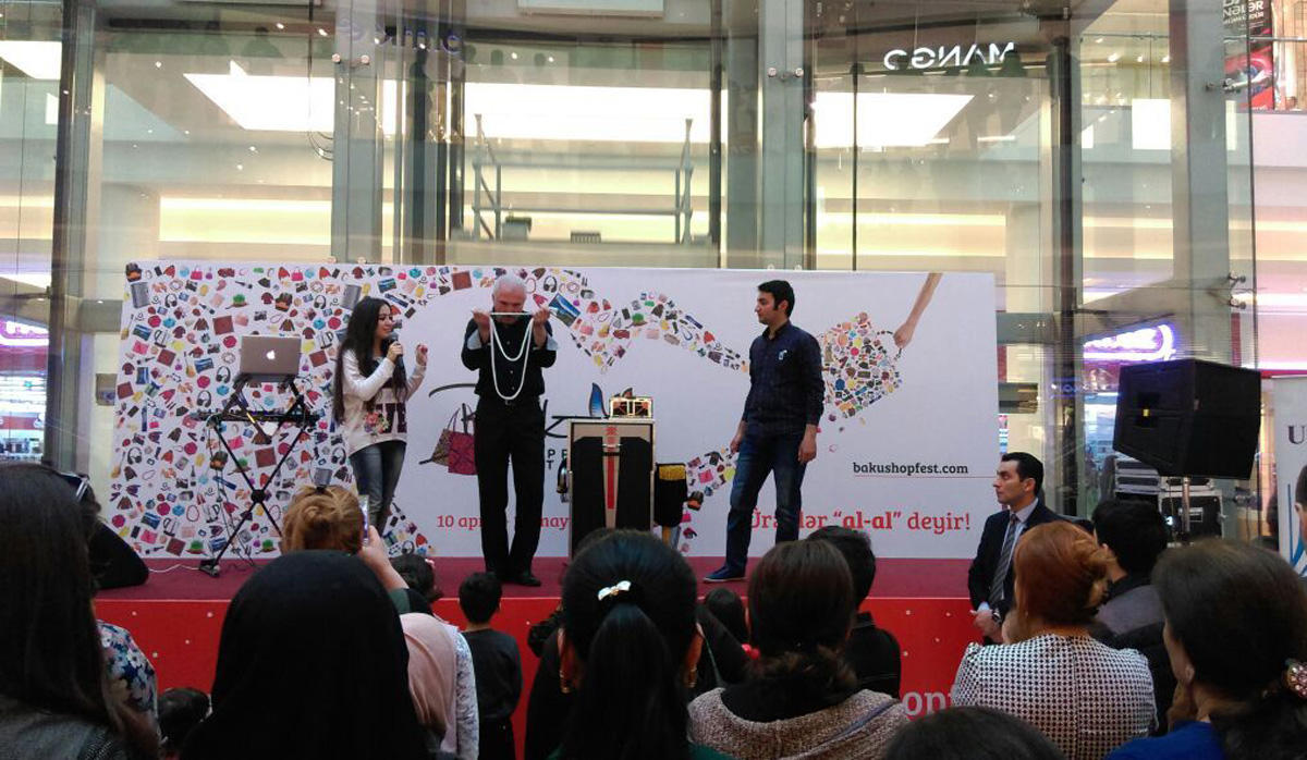 Музыка и танцы: Азербайджанские артисты порадовали гостей Бакинского шопинг-фестиваля (ФОТО) - Gallery Image
