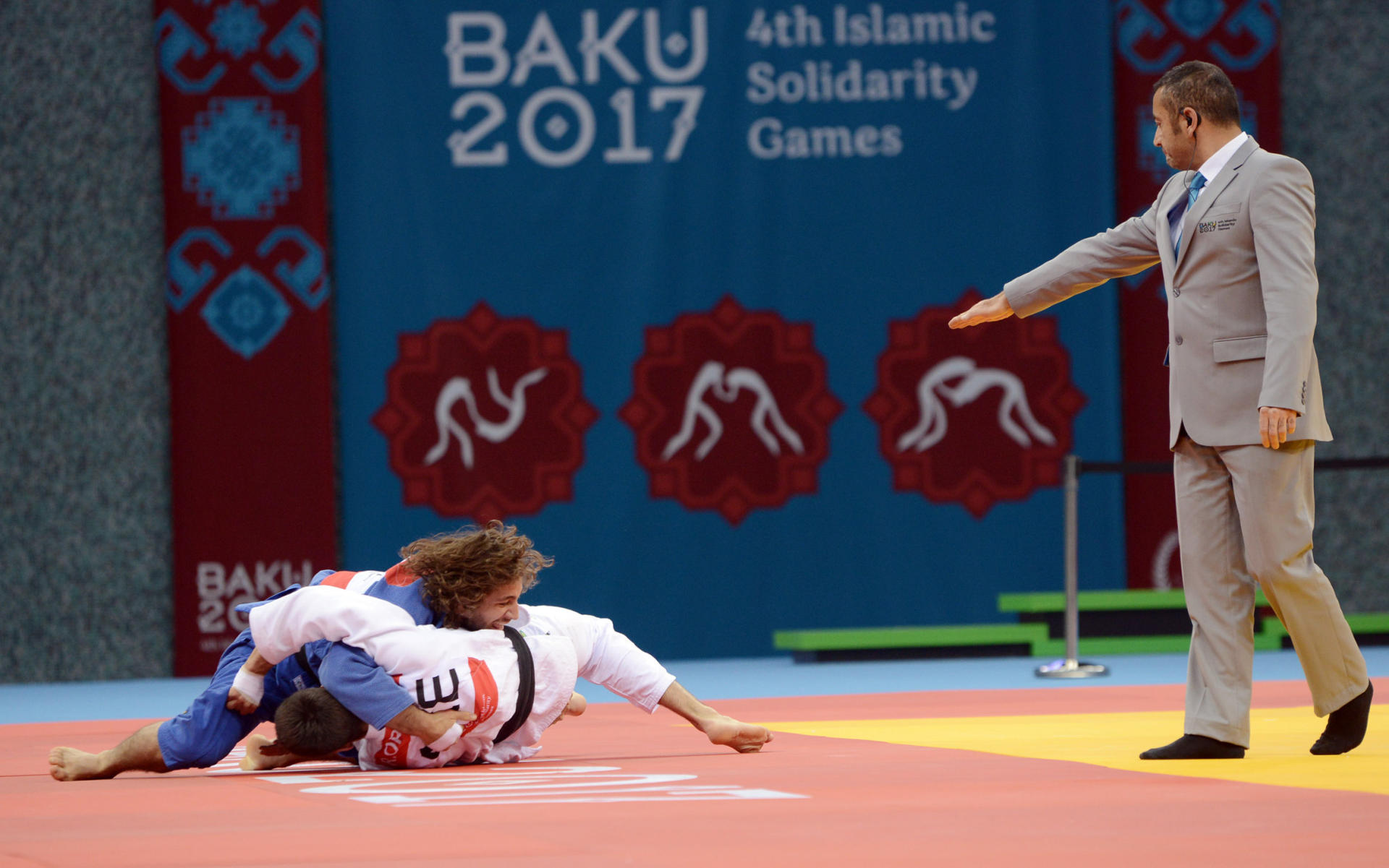 Azerbaijan’s president awards winners in judo at Baku 2017 (VIDEO)