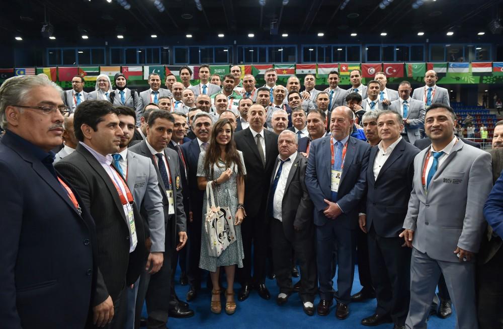 Президент Азербайджана Ильхам Алиев наградил победителей соревнований по каратэ Исламиады в Баку (ВИДЕО) - Gallery Image