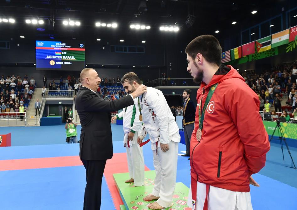 Президент Азербайджана Ильхам Алиев наградил победителей соревнований по каратэ Исламиады в Баку (ВИДЕО) - Gallery Image