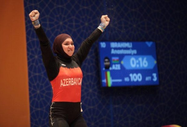 Azerbaijan’s weightlifter grabs gold at Baku 2017