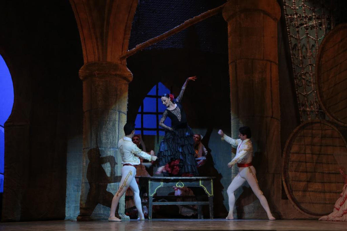 Дебют Аян Эйвазовой в красочном представлении встречен овациями (ФОТО)
