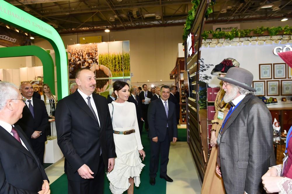 Президент Ильхам Алиев и его супруга ознакомились с XXIII Азербайджанской международной выставкой пищевой промышленности и XI Азербайджанской международной выставкой  сельского хозяйства (ФОТО) (версия 2) - Gallery Image