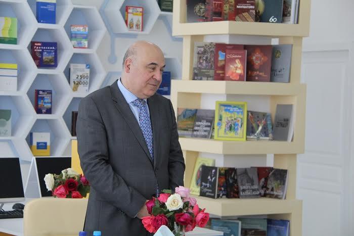 Xalq yazıçısı Çingiz Abdullayev Kitab evində öz sevənləri ilə görüşüb (FOTO)