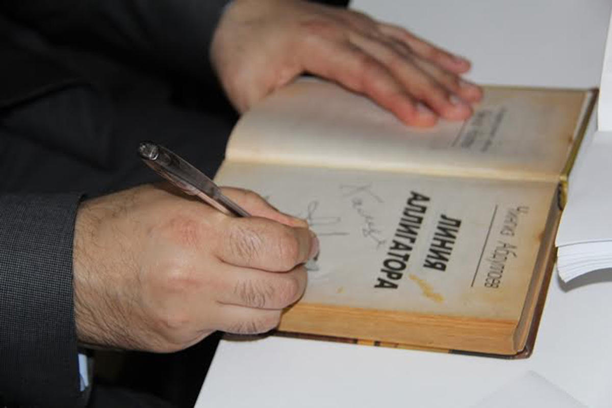 Чингиз Абдуллаев встретился c творческой молодежью и провел автограф-сессию (ФОТО)