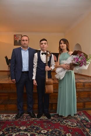 Юный азербайджанский виртуоз на таре провел первый сольный концерт (ФОТО)