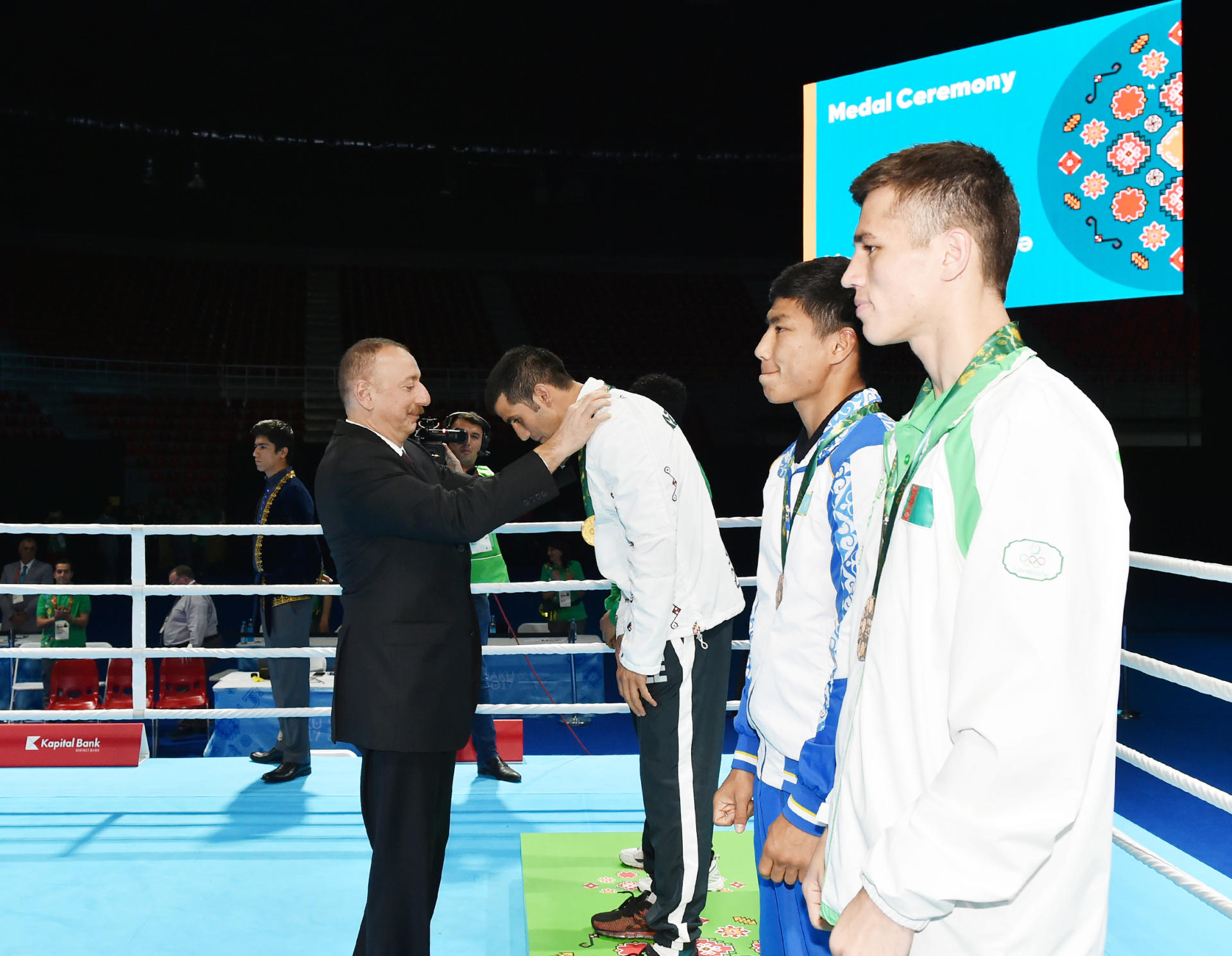 Prezident İlham Əliyev IV İslam Həmrəyliyi Oyunlarında boksçuların mükafatlandırma mərasimində iştirak edib (VİDEO) (FOTO)