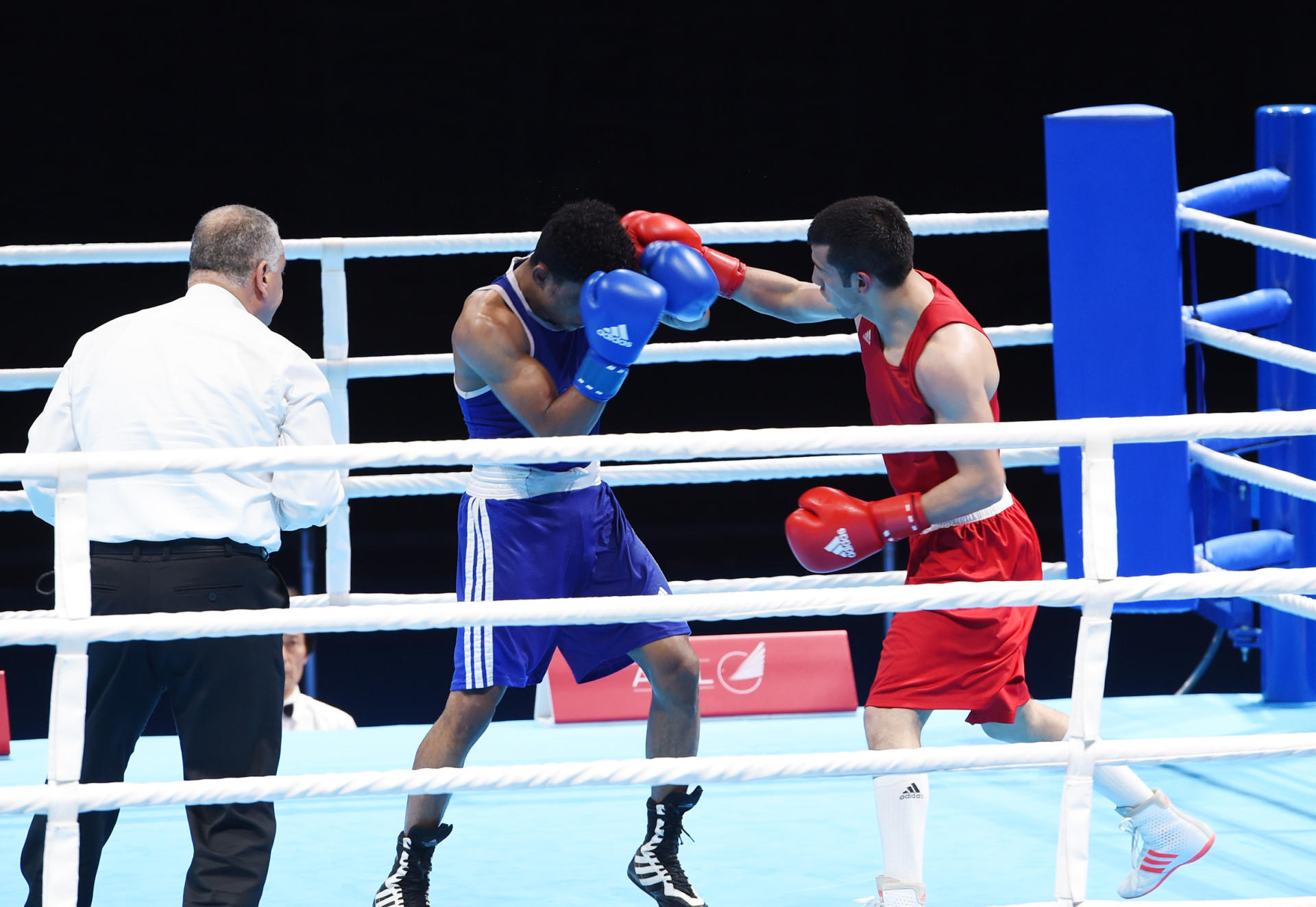 Ilham Aliyev presents medals to boxing winners at Baku 2017 (VIDEO) (PHOTO)