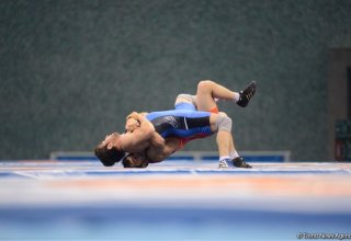Azerbaijani freestyle wrestling team defeats Armenian rivals