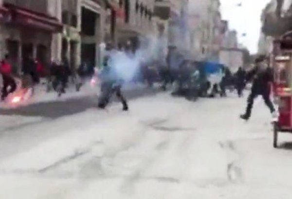 Yunan azarkeşlər Taksimdə dava saldılar: yaralılar var (VİDEO)