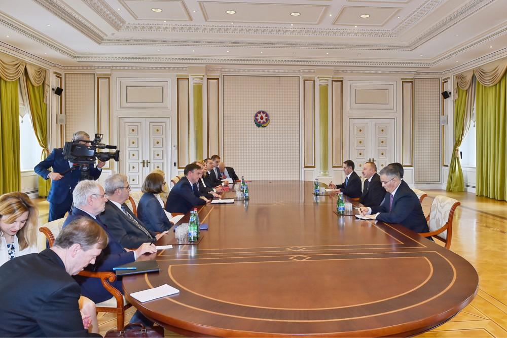 Ilham Aliyev receives European Parliament delegation  (PHOTO)