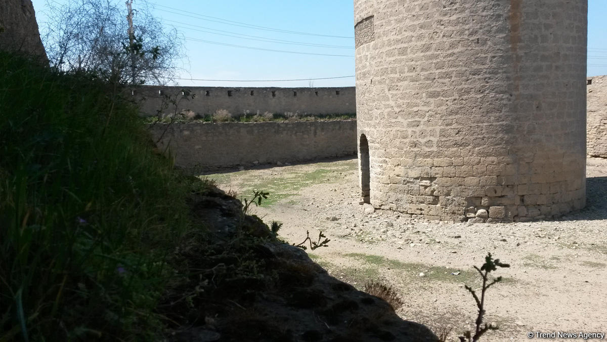 Nardaran qalası – yorğun, atılmış, tənha qala... (FOTO)